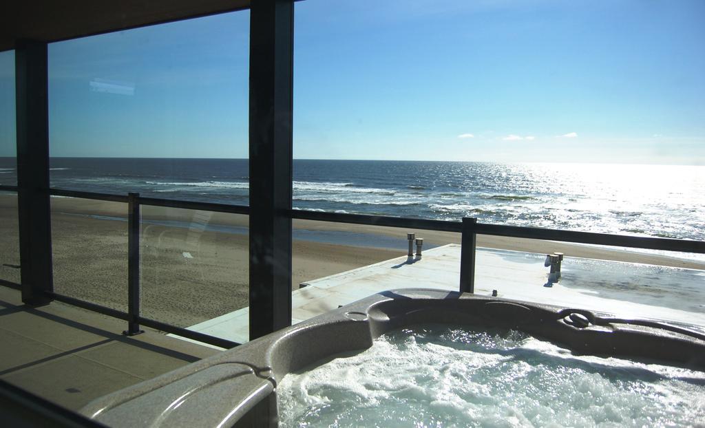 Beachfront Manor Hotel Lincoln City Exterior photo
