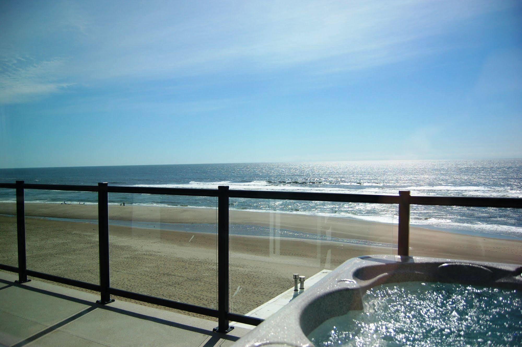 Beachfront Manor Hotel Lincoln City Exterior photo